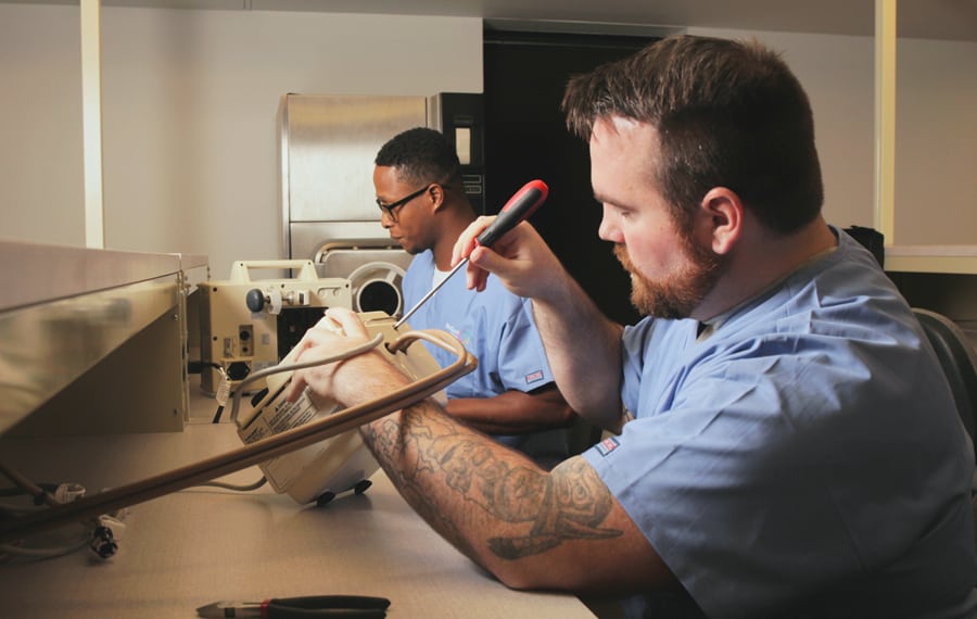 Biomedical Engineer VS Biomedical Equipment Technician.  What’s The Difference?